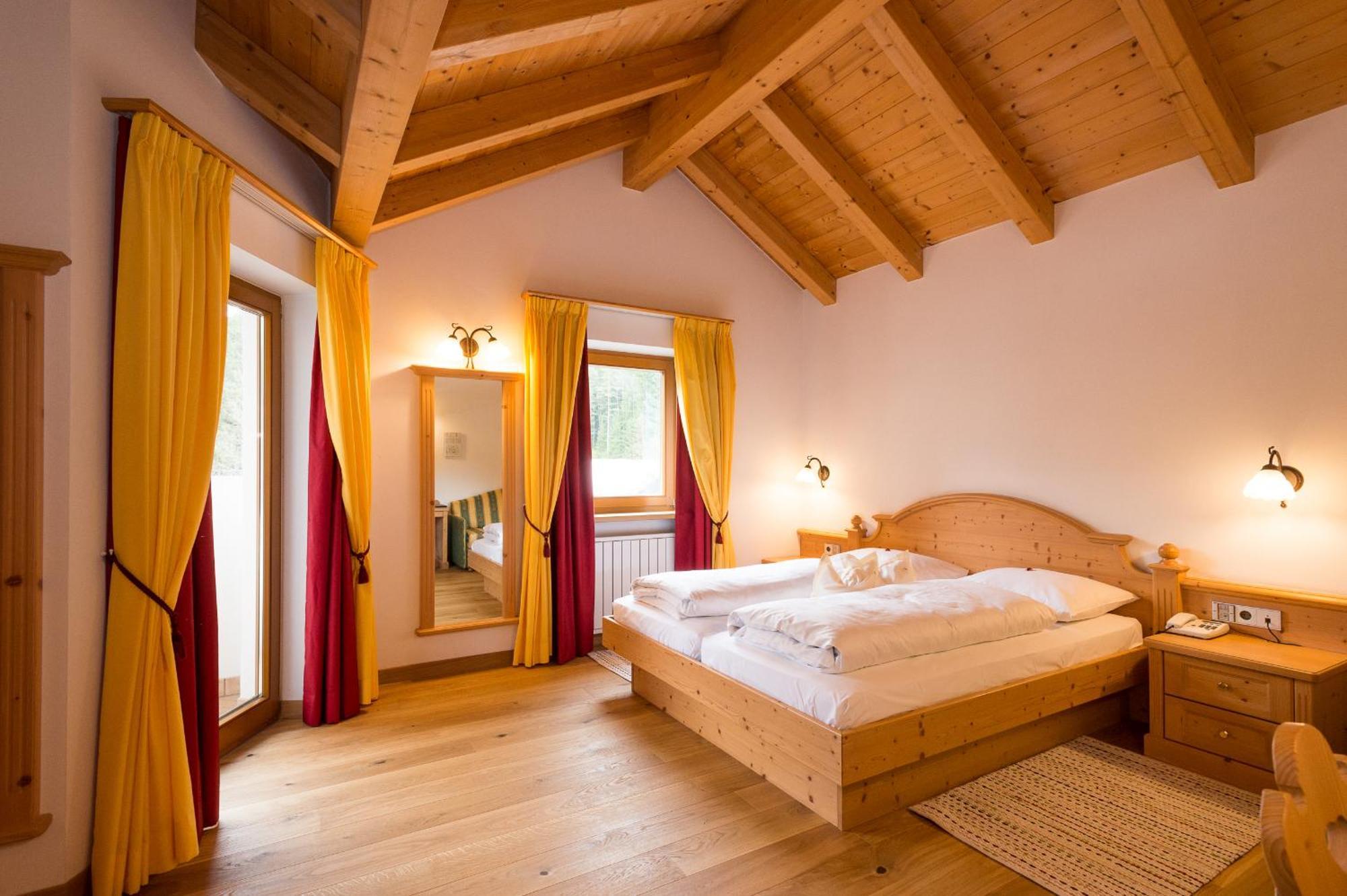 Hotel Weiher Green Lake Falzes Exterior photo
